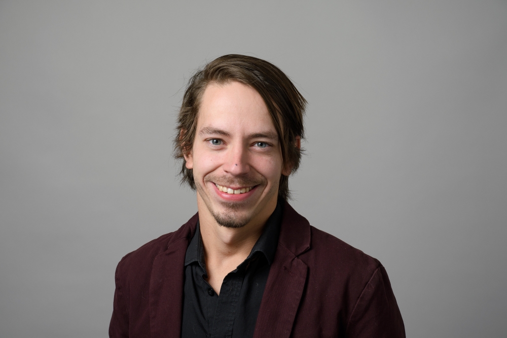 Portrait of Eddie Papazoni with a grey background